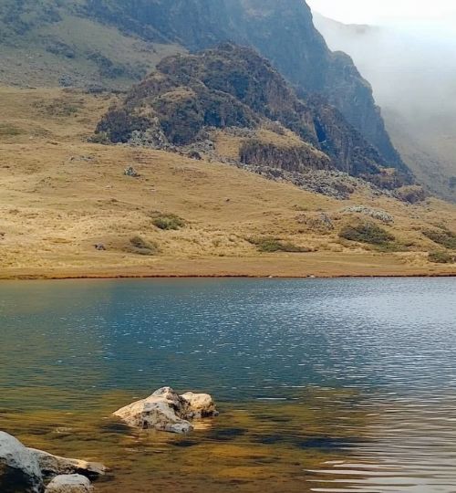 Curandero de Huancabamba en medio de un ritual de maleficio en la cordillera de la sierra de Piura.