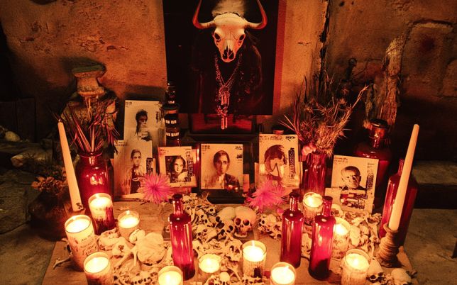 Brujo de Huancabamba realizando un ritual de amor en las orillas de la laguna.